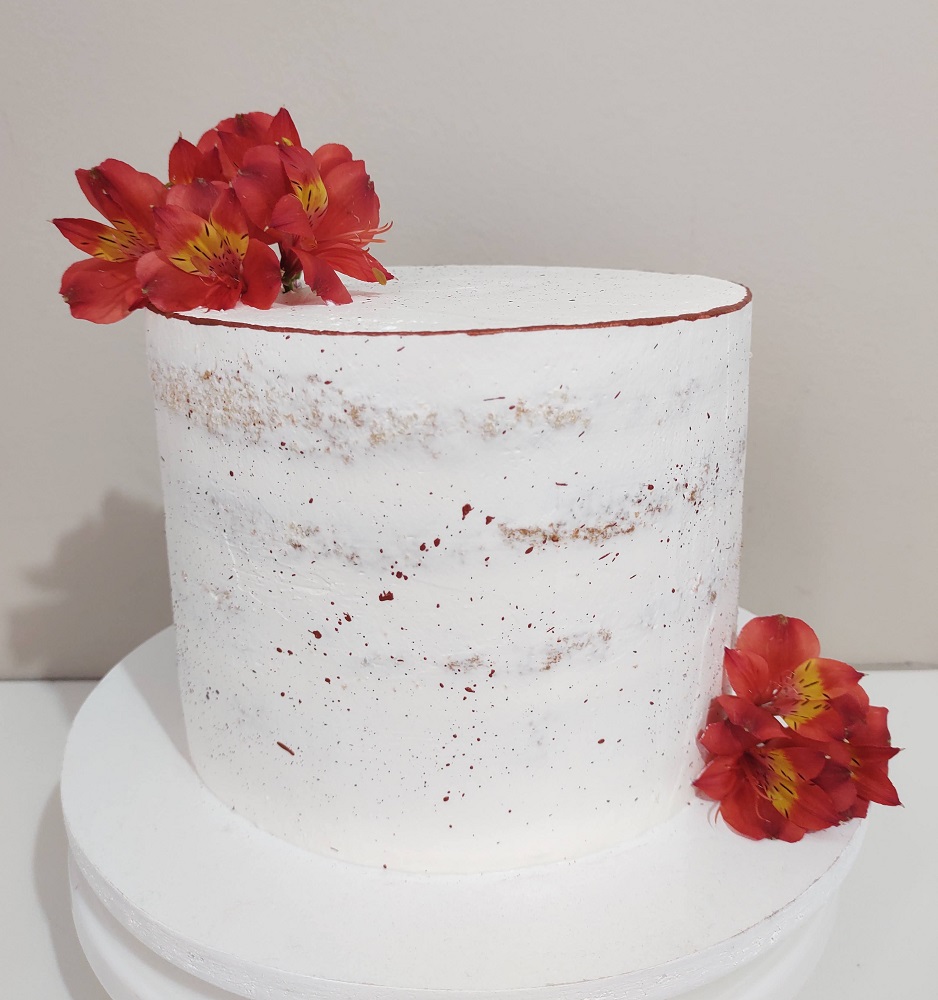 Bolo branco decorado com morangos e chantilly