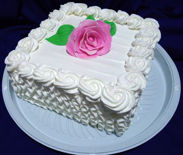 Bolo branco retangular decorado com chantilly