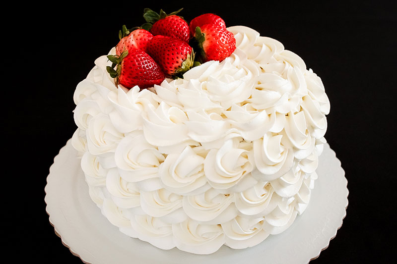 Bolo branco simples decorado com chantilly