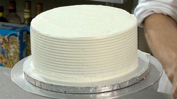 Bolo branco com frutas e chantilly