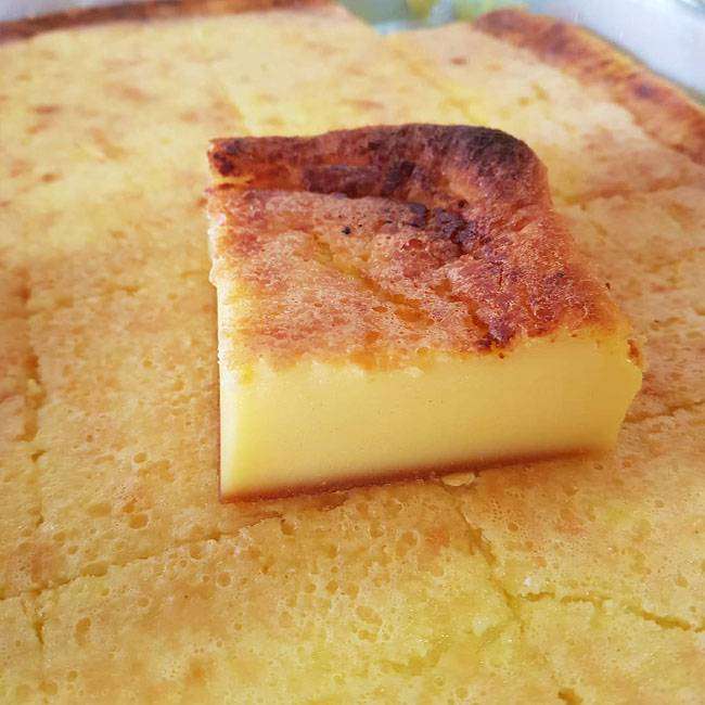 Bolo Caçarola com Calda de Caramelo