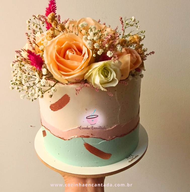 bolo delicado com flores naturais