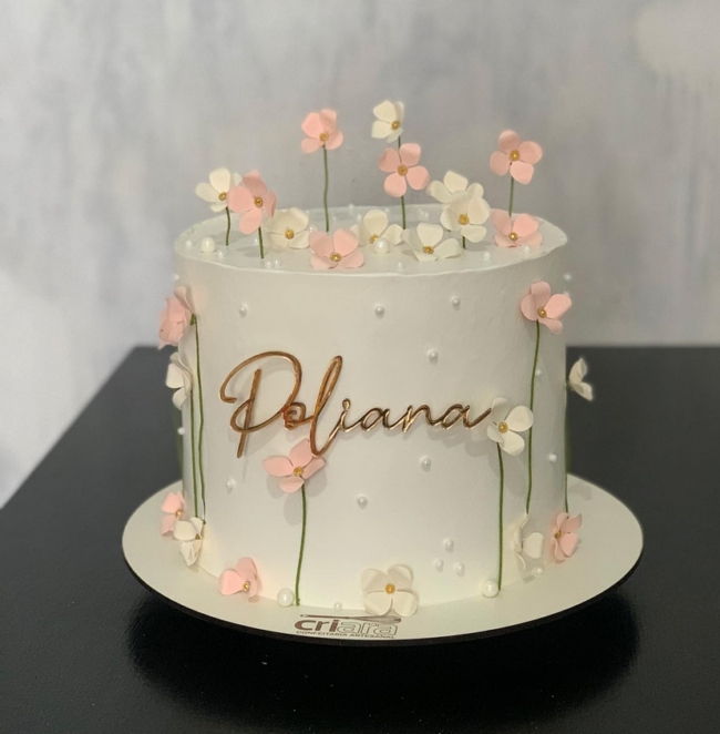 bolo delicado com flores comestíveis