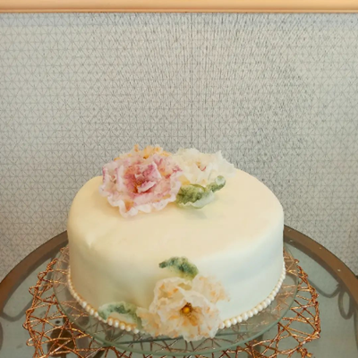 bolo delicado com flores naturais