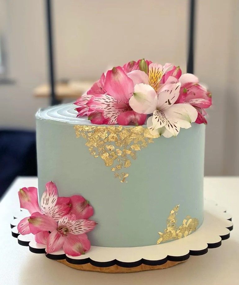 bolo delicado com flores de chantininho