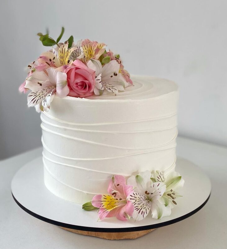 bolo delicado estilo vintage com flores