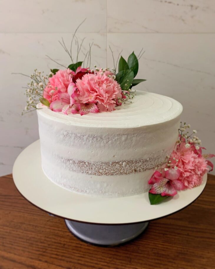 decoração de bolo delicado com arranjos florais