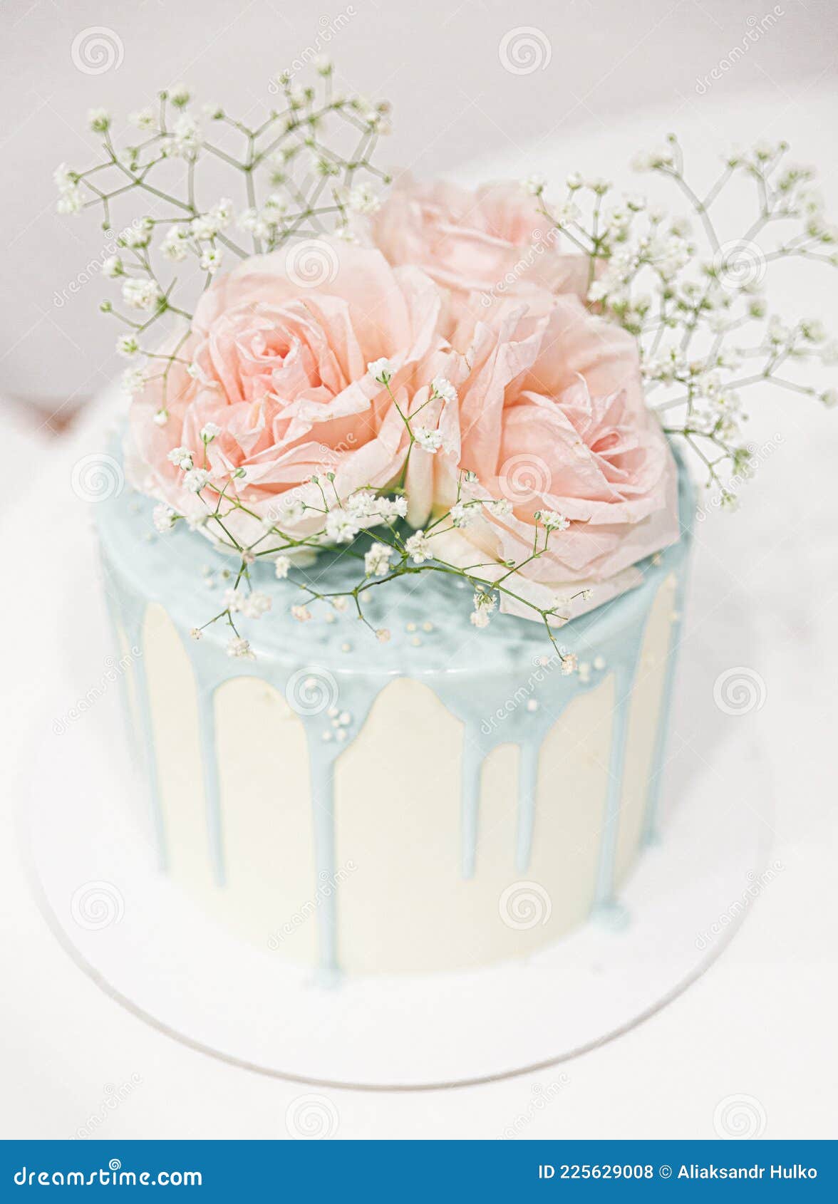 bolo de aniversário delicado com flores