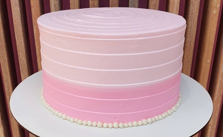 bolo feminino delicado com frutas