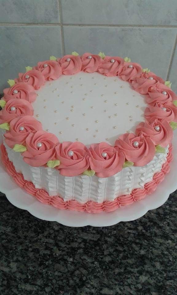 bolo feminino delicado com topo personalizado