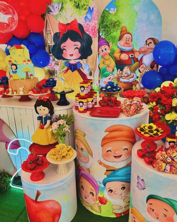 bolo mesversario branca de neve baby com glitter