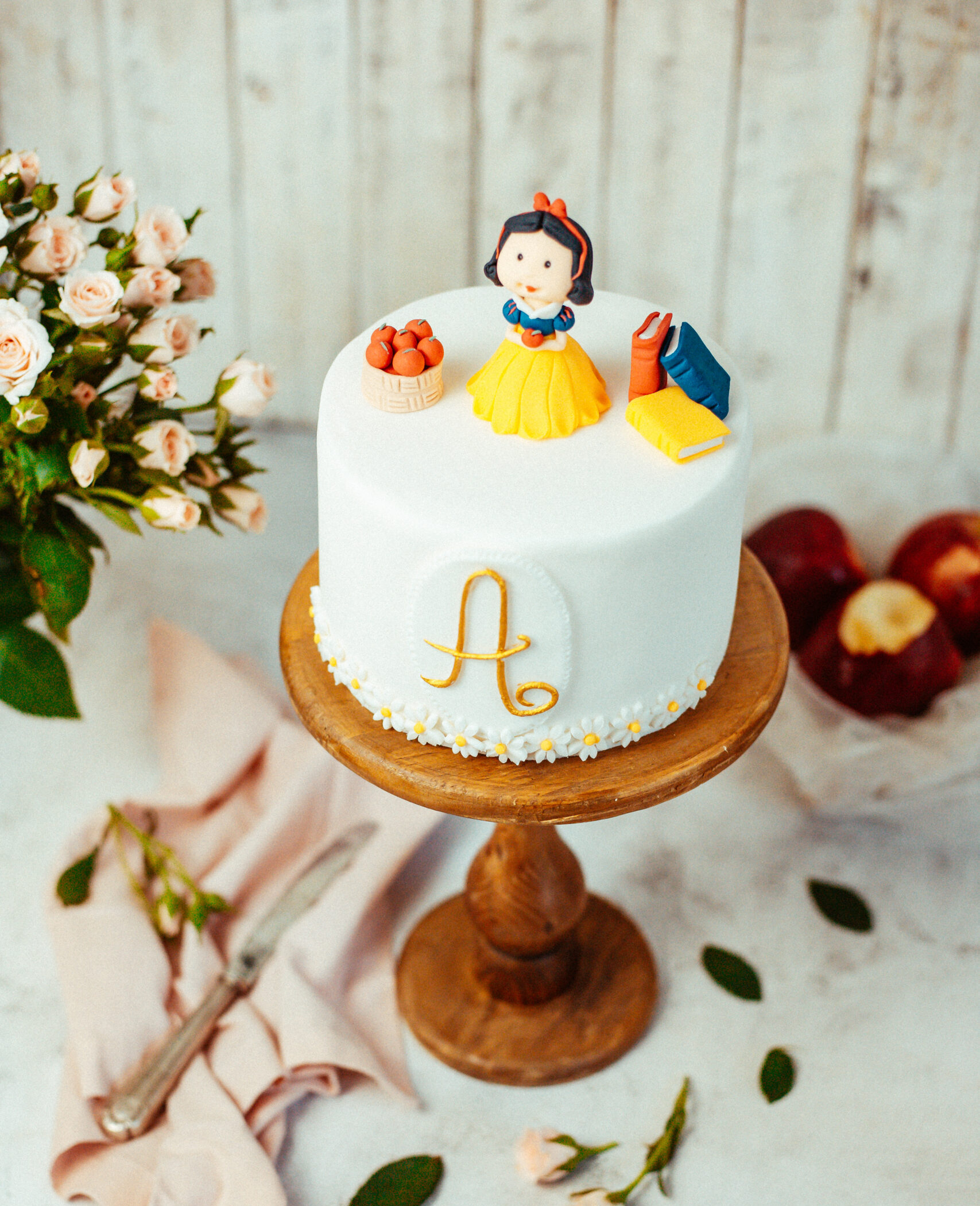 ideias bolo mesversario branca de neve baby