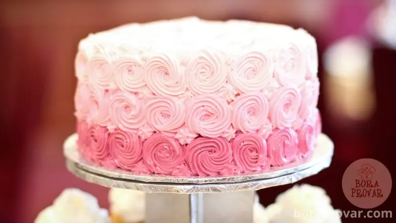 bolo rosa com suspiro