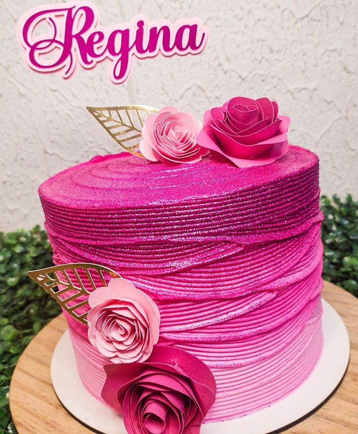 bolo rosa com flores