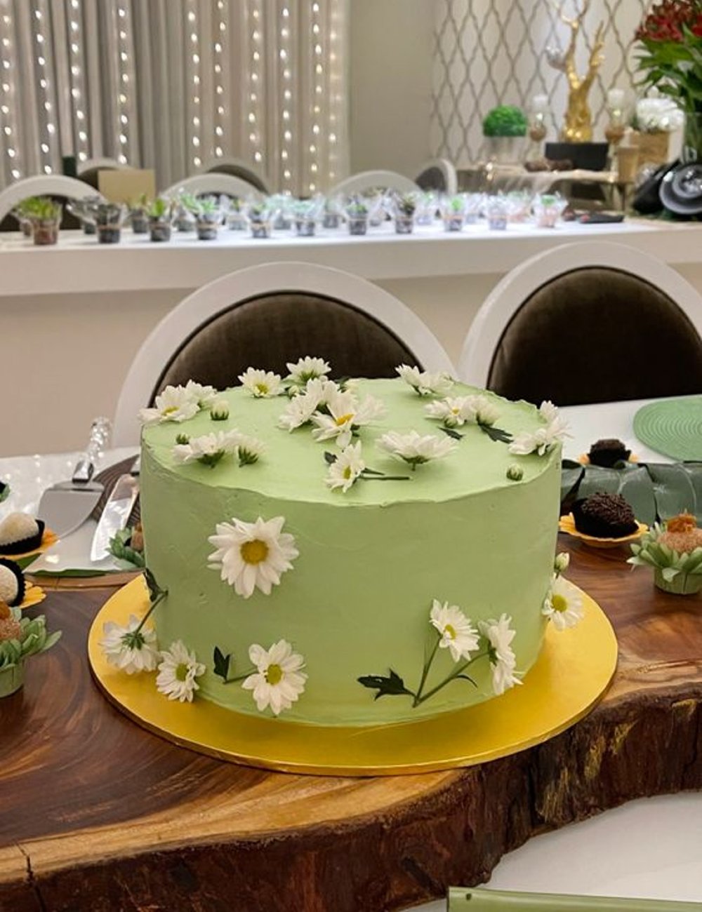 Como Decorar um Bolo de Aniversário Feminino Minimalista