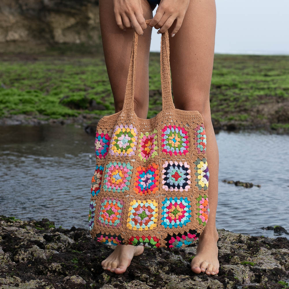 Bolsa de crochê com quadradinhos da vovó