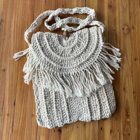 Bolsa de crochê com franja feita à mão