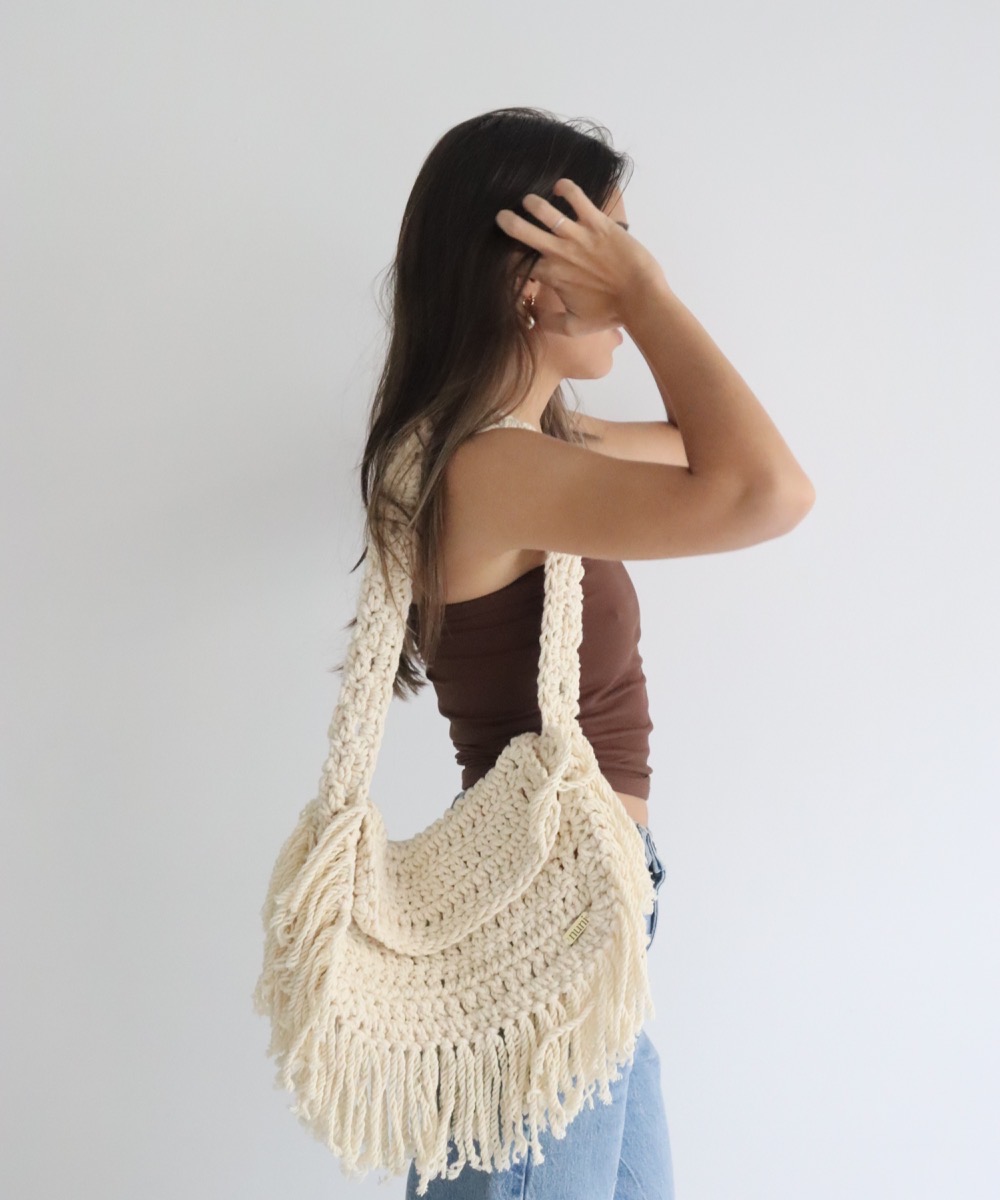 Bolsa de crochê com franja tiracolo