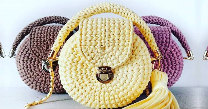 Bolsa de crochê redonda fio de malha