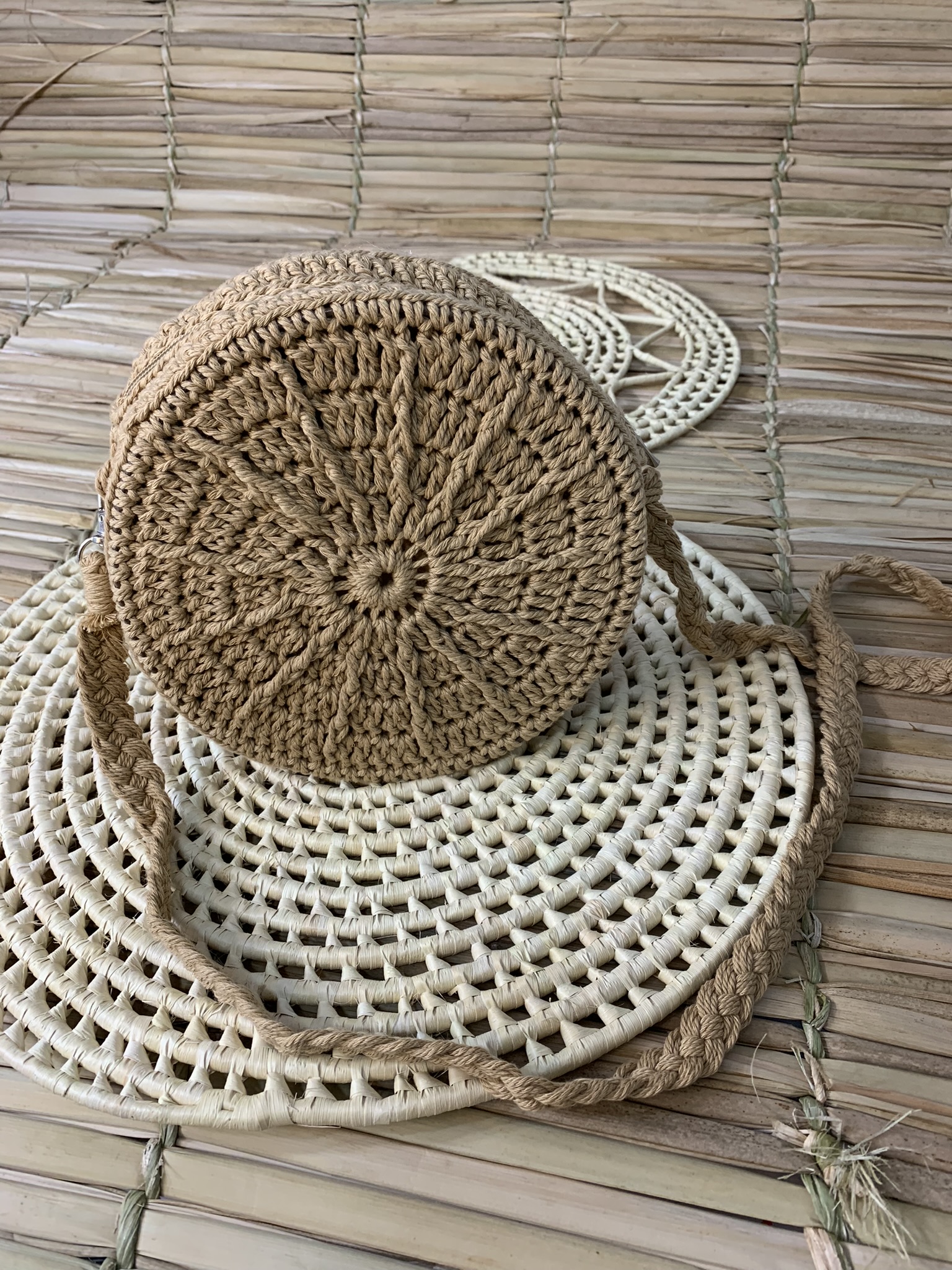Bolsa de crochê redonda com alça de corrente