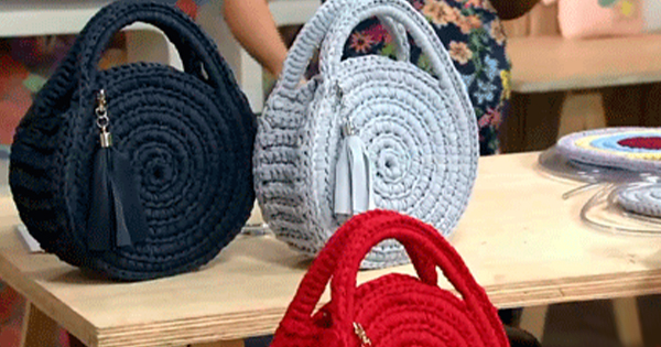 Bolsa de crochê redonda artesanal