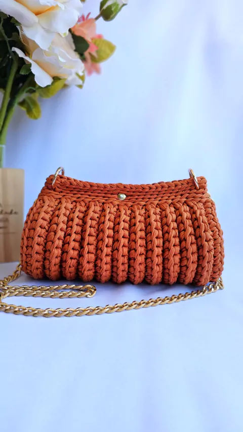 Bolsa de crochê redonda com franjas