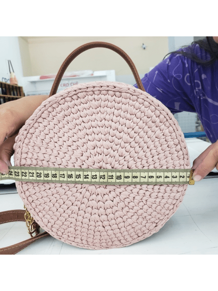Bolsa de crochê redonda com alça de corrente