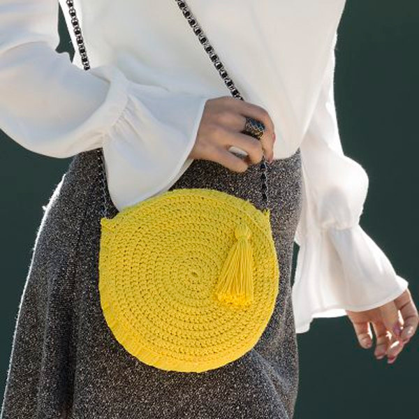 Bolsa de crochê redonda com alça de corrente