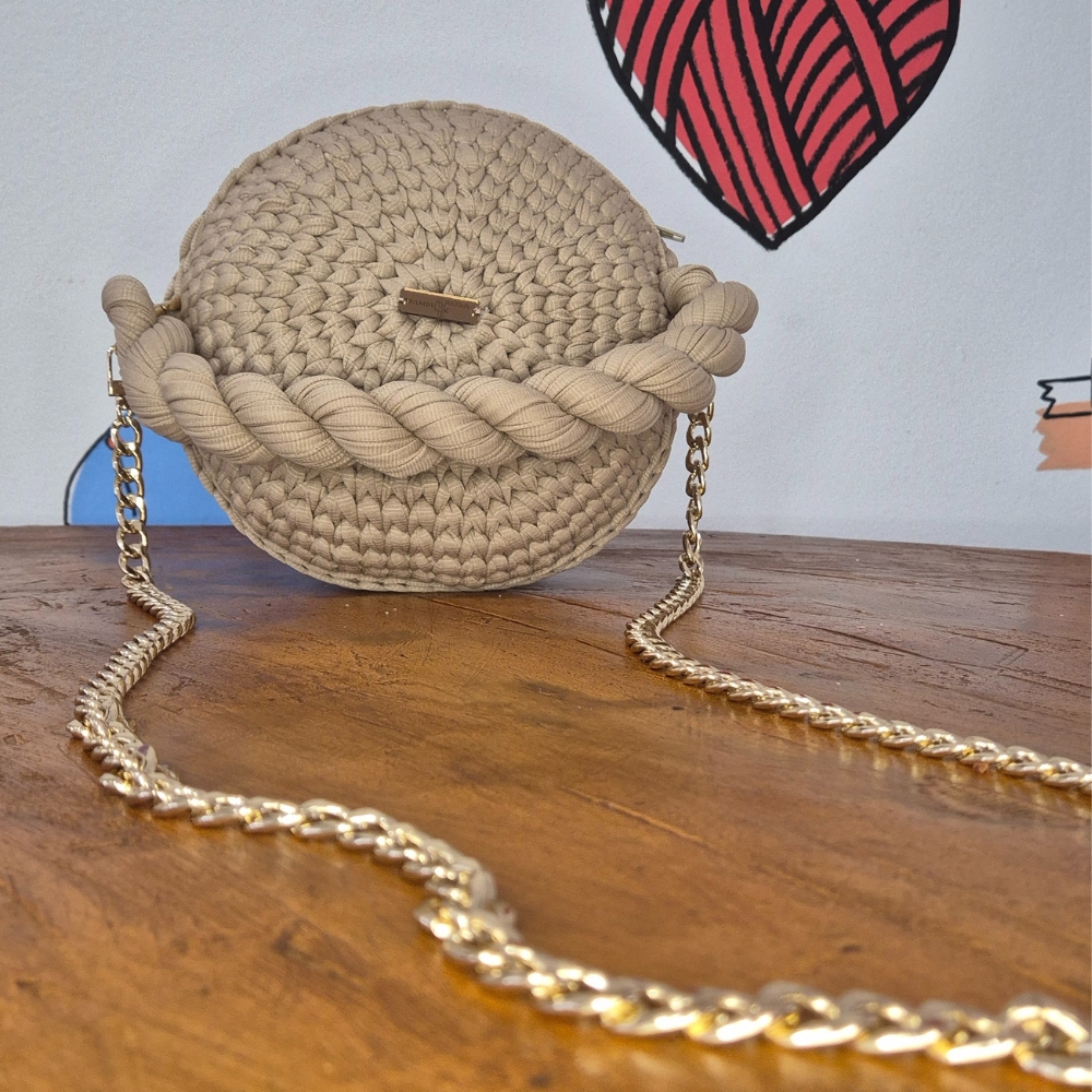 Bolsa de crochê redonda artesanal
