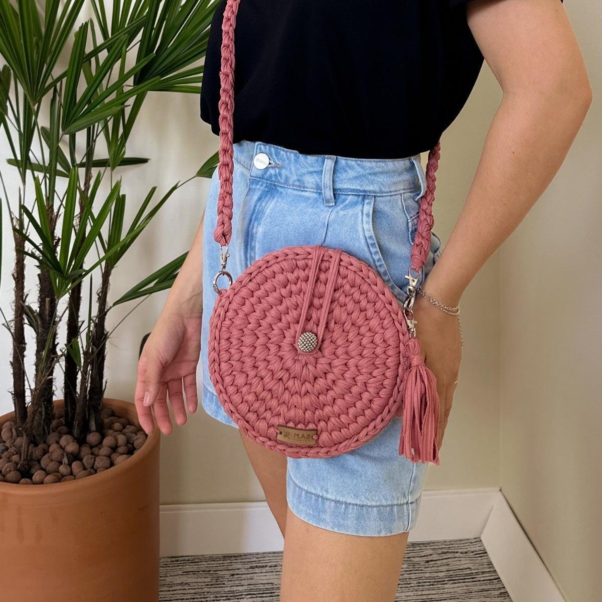 Bolsa de crochê redonda com franjas