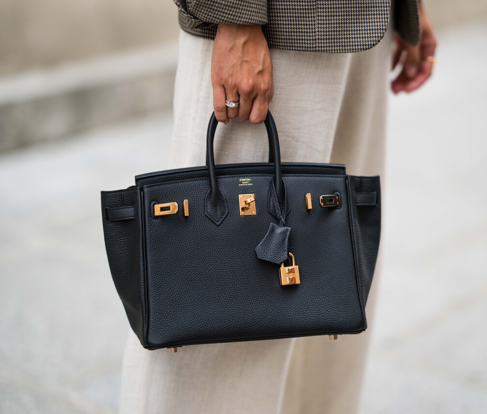 1. O Fascínio das Bolsas Hermès: Por Que São Tão Caras?
2. Bolsas Icônicas: A História por Trás da Hermès Birkin
3. Investindo em Luxo: Bolsas que Valem Milhões
4. Materiais Raros e Artesanato Exclusivo: O Segredo das Bolsas de Luxo
5. Guia de Bolsas de Luxo: Encontrando a Peça Perfeita para Você