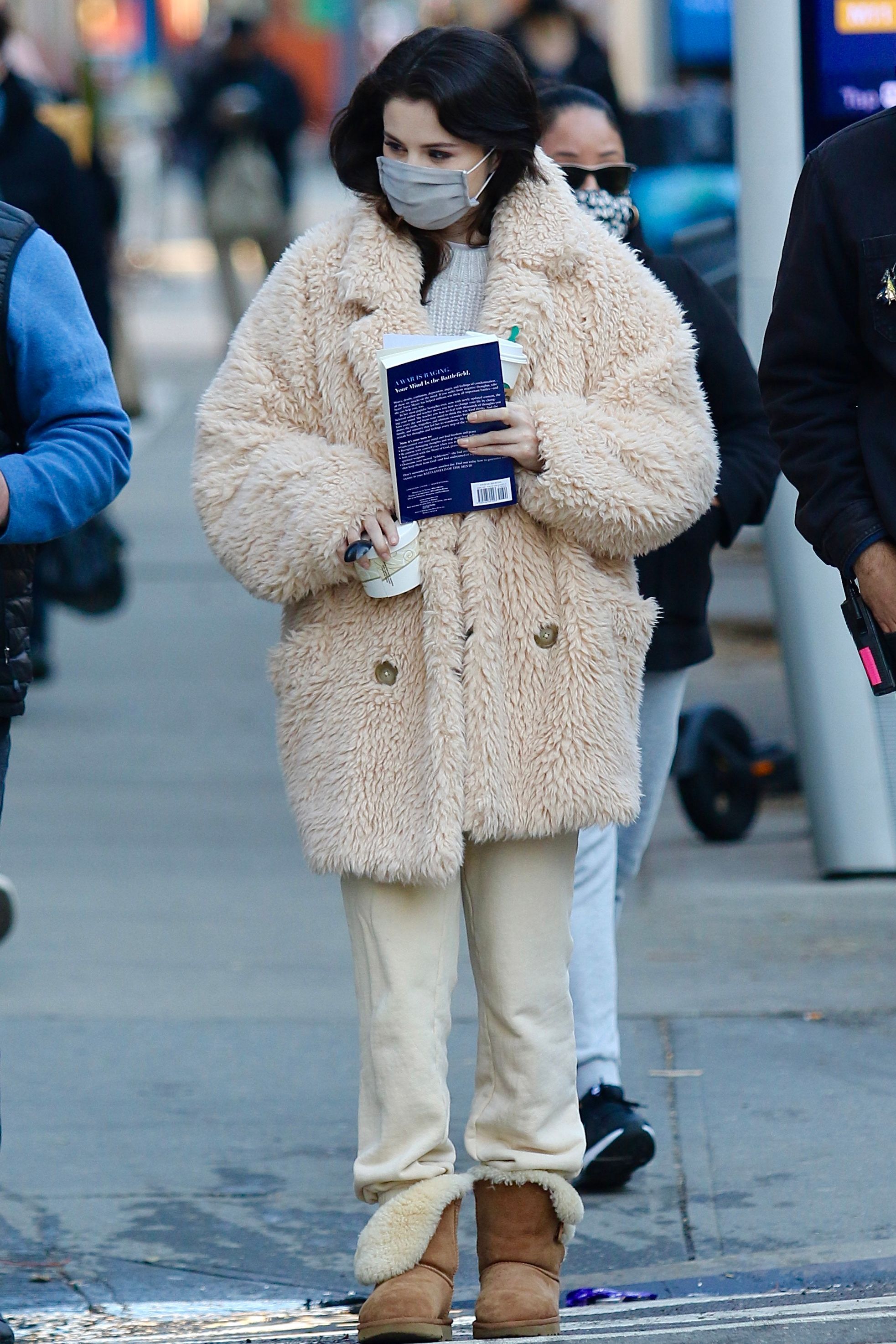 Guia completo: Todos os modelos UGG usados por Selena Gomez