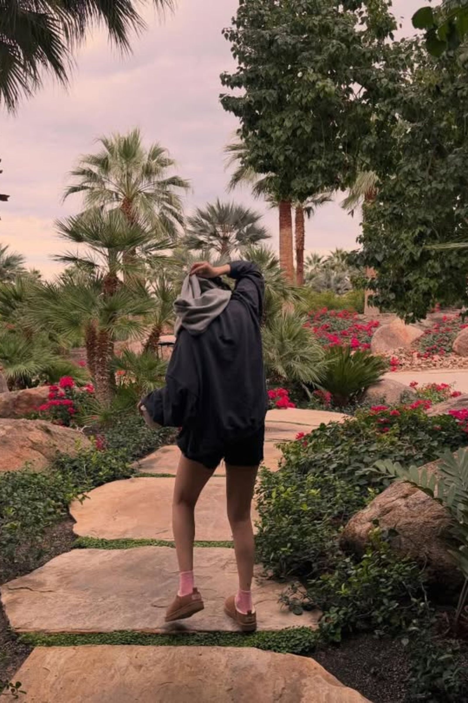 Guia completo: Todos os modelos UGG usados por Selena Gomez