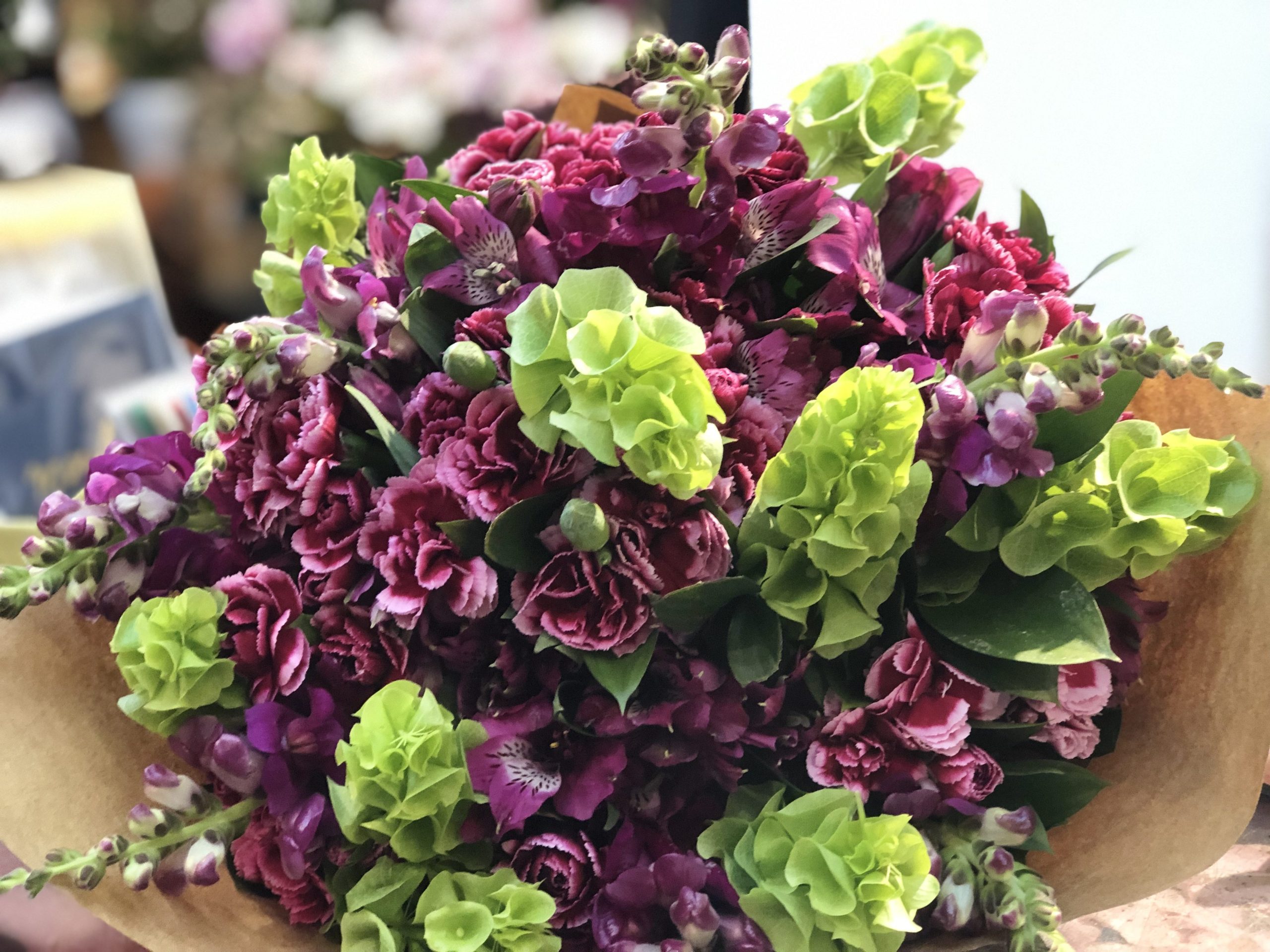 Como Cuidar do Seu Buquê de Flores Roxas para Durar Mais