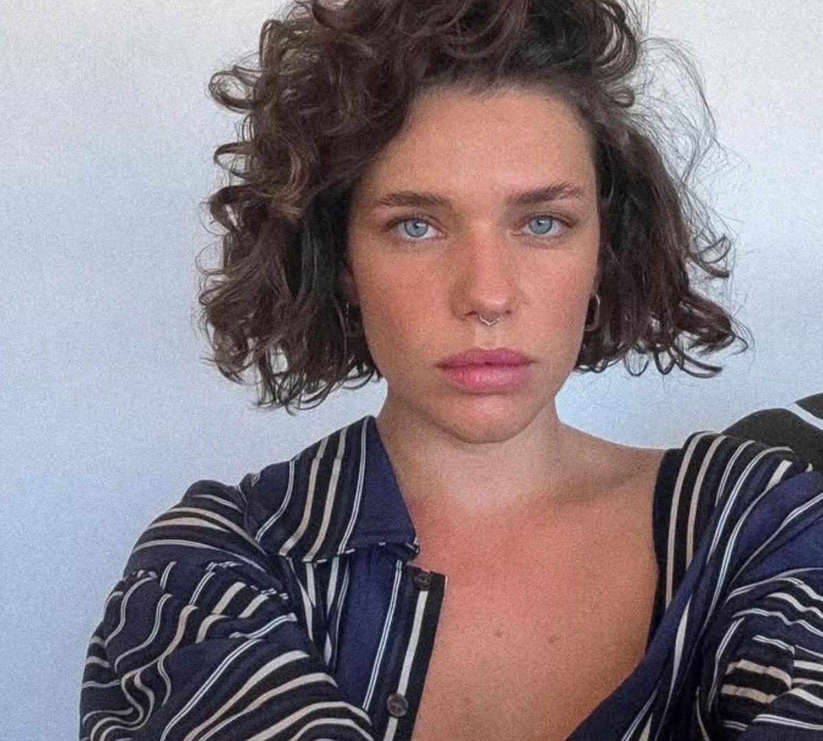 1. Bruna Linzmeyer: Da TV ao Cinema Independente
2. O Ativismo de Bruna Linzmeyer: Voz Ativa por Direitos LGBTQIAP+
3. Análise da Filmografia de Bruna Linzmeyer: De Personagens Icônicas a Projetos Inovadores
4. Bruna Linzmeyer e Kin Saito: Um Relacionamento Sob os Holofotes e o Ativismo
5. Os Próximos Passos de Bruna Linzmeyer: Séries e Filmes Previstos para 2025-2026