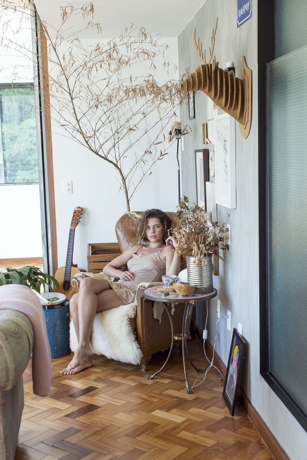 1. Bruna Linzmeyer: Da TV ao Cinema Independente
2. O Ativismo de Bruna Linzmeyer: Voz Ativa por Direitos LGBTQIAP+
3. Análise da Filmografia de Bruna Linzmeyer: De Personagens Icônicas a Projetos Inovadores
4. Bruna Linzmeyer e Kin Saito: Um Relacionamento Sob os Holofotes e o Ativismo
5. Os Próximos Passos de Bruna Linzmeyer: Séries e Filmes Previstos para 2025-2026