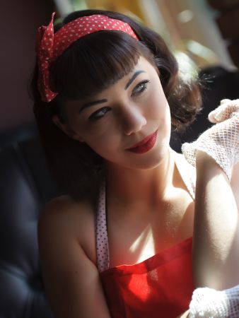 5 ideias de títulos:
1. Tutorial: Como recriar o Penteado Pin-up dos Anos 50
2. Os Segredos dos Cabelos Volumosos e Elegantes dos Anos 50
3. De Marilyn Monroe a Audrey Hepburn: Ícones de Estilo Capilar dos Anos 50
4. Ferramentas e Técnicas Essenciais para Penteados Anos 50
5. Acessórios que Definem o Visual de Cabelo Anos 50