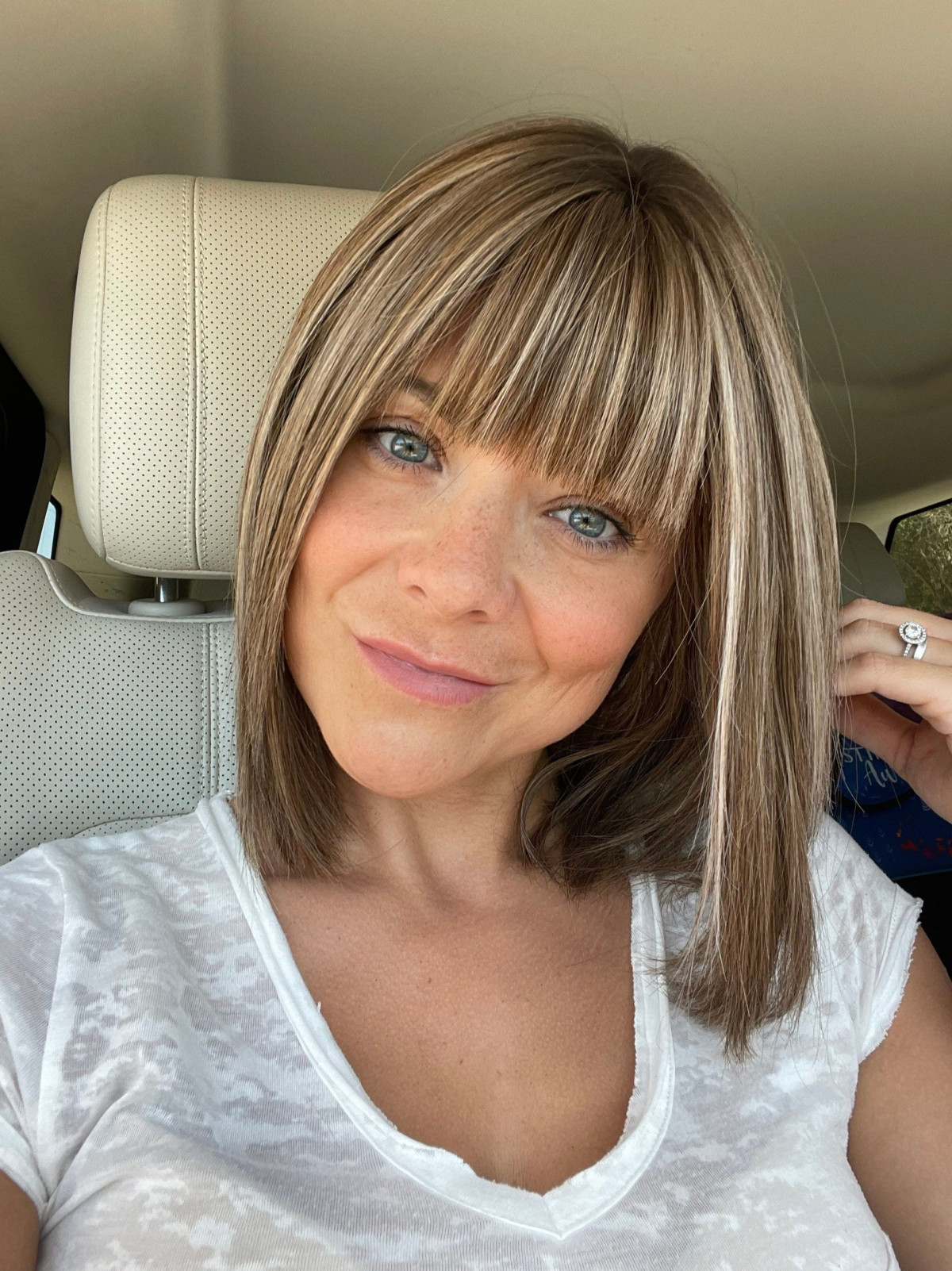 5 ideias de títulos:
1. Tutorial: Como recriar o Penteado Pin-up dos Anos 50
2. Os Segredos dos Cabelos Volumosos e Elegantes dos Anos 50
3. De Marilyn Monroe a Audrey Hepburn: Ícones de Estilo Capilar dos Anos 50
4. Ferramentas e Técnicas Essenciais para Penteados Anos 50
5. Acessórios que Definem o Visual de Cabelo Anos 50