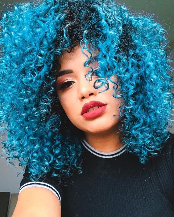 Ombré Hair Azul em Cabelos Cacheados: Inspirações e Técnicas para um Visual Impactante