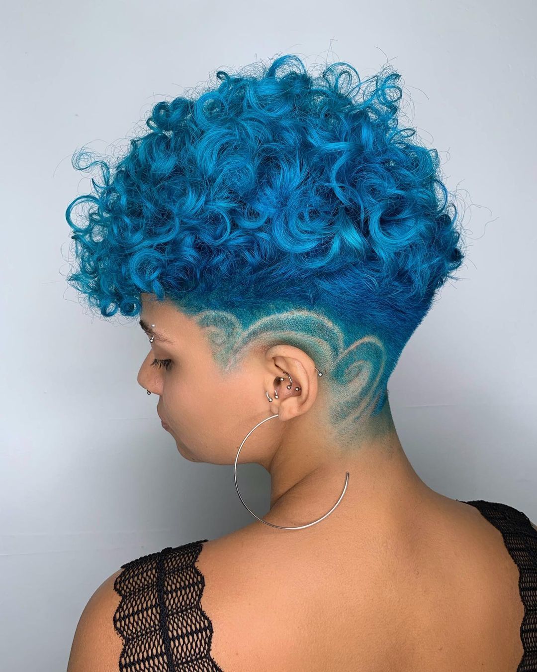 cabelo azul cacheado feminino