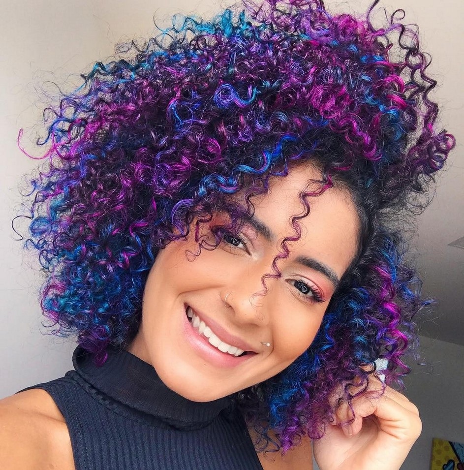 cabelo azul cacheado feminino