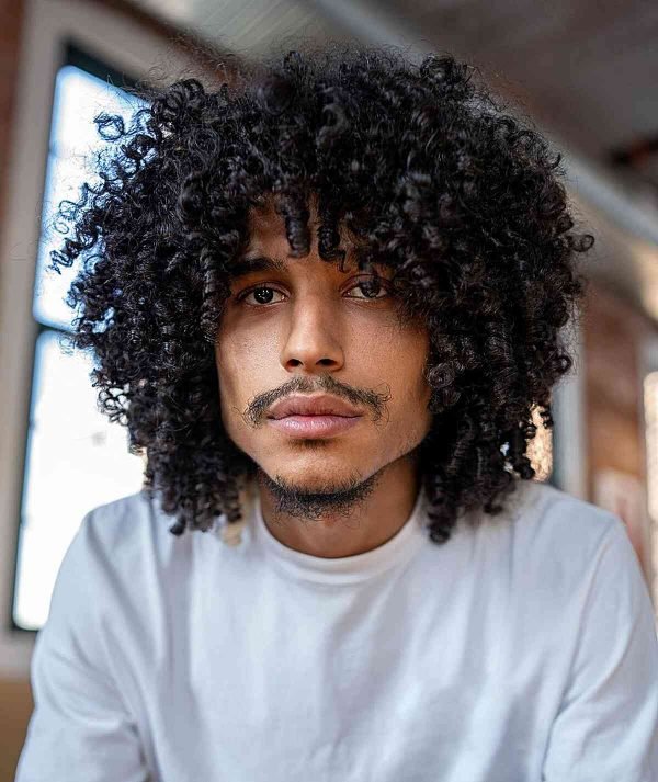 corte em camadas vs Taper Fade para cabelo cacheado masculino