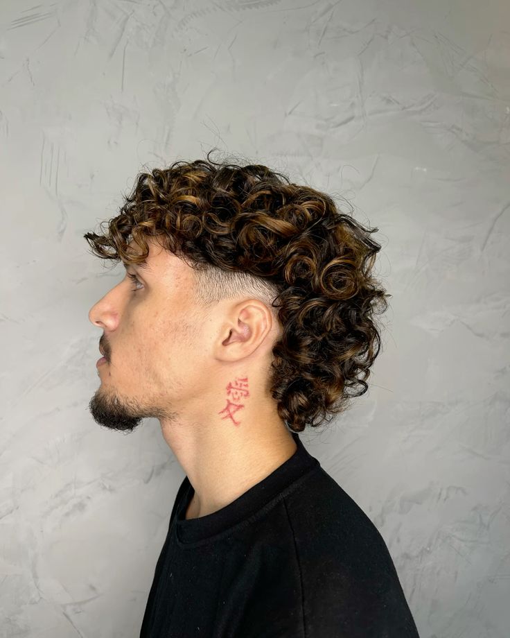 corte em camadas vs Taper Fade para cabelo cacheado masculino