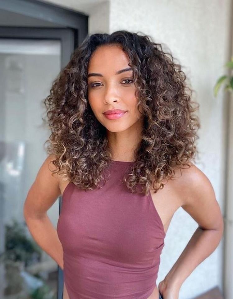 Efeito Molhado (Wet Look): O Segredo para Cachos Definidos e Estilosos