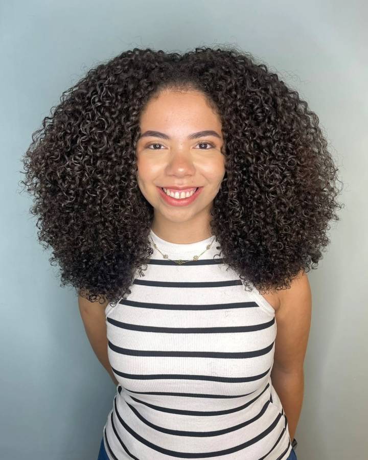 Guia Completo: Como Escolher o Corte em Camadas Ideal para Seu Tipo de Cacho