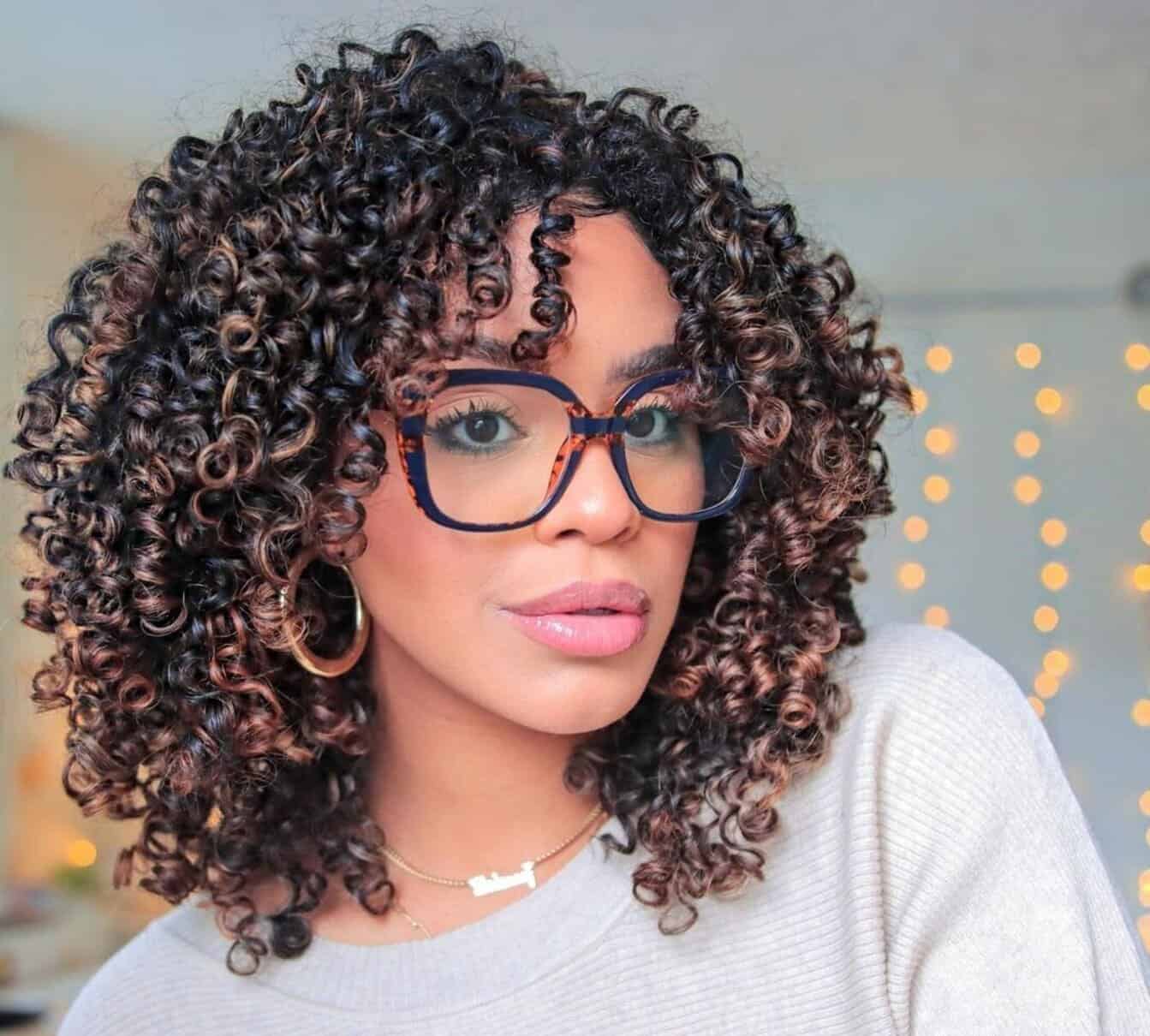 Corte a Seco vs. Molhado: Qual a Melhor Técnica para Cabelos Cacheados em Camadas?