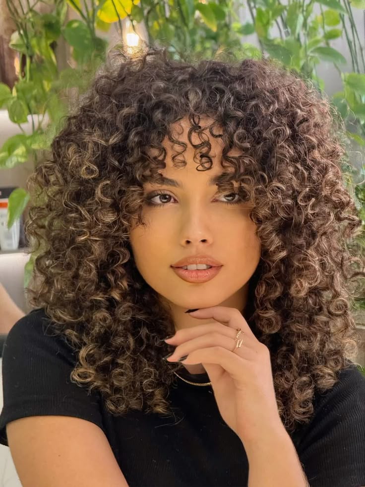 Shaggy Hair e Bob Repicado: Tendências de Cortes em Camadas para Cabelos Cacheados