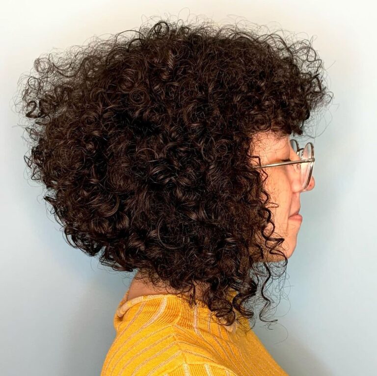 Shaggy Hair e Bob Repicado: Tendências de Cortes em Camadas para Cabelos Cacheados