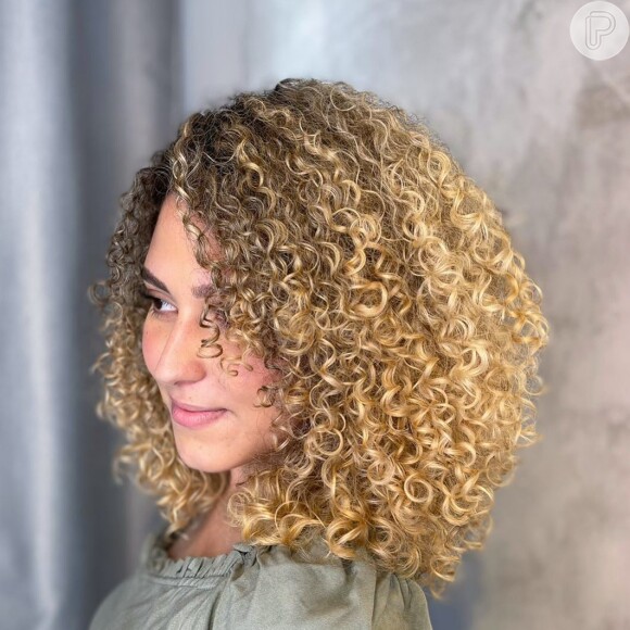 Franja para Cabelos Cacheados: Dicas para um Corte Perfeito e Sem Arrependimentos