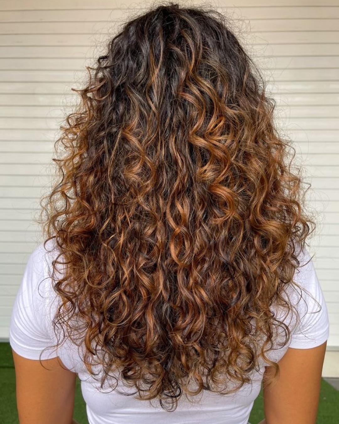 Corte a Seco vs. Molhado: Qual a Melhor Técnica para Cabelos Cacheados em Camadas?